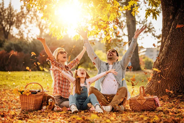 Familia Feliz Haciendo Picnic Parque Soleado Día Verano Concepto Una — Foto de Stock