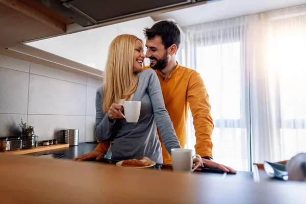 Bella Coppia Sta Abbracciando Sorridendo Mentre Beve Caffè Cucina Casa — Foto Stock