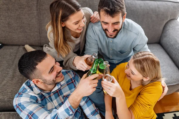 Vrolijke Groep Vrienden Die Voetbal Kijken Vriendschap Mensen Lifestyle Concept — Stockfoto