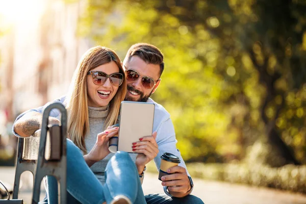 Ein Touristenpaar Erkundet Gemeinsam Die Neue Stadt Paar Genießt Wochenende — Stockfoto