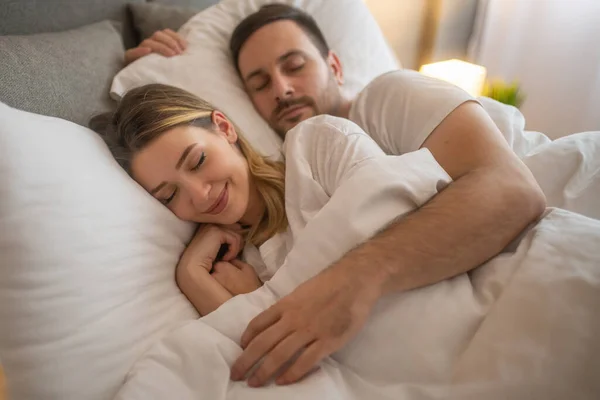 Mutlu çift evde uyuyor. Genç tatlı çift yatakta yatıyor. Romantik anlar..