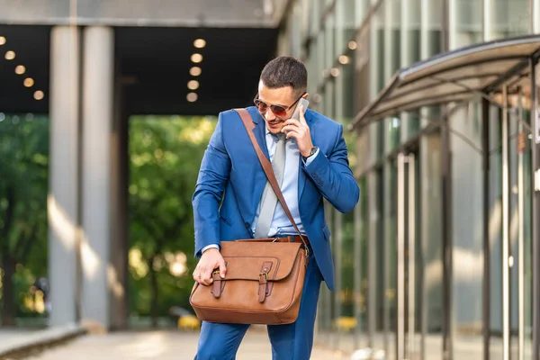 Empresario Sosteniendo Teléfono Inteligente Atractivo Joven Empresario Utilizando Teléfono Móvil — Foto de Stock