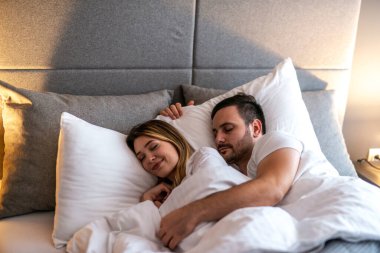 Sevgi dolu bir çift uyuyor. Güzel genç çift yatak odasında uyuyor..