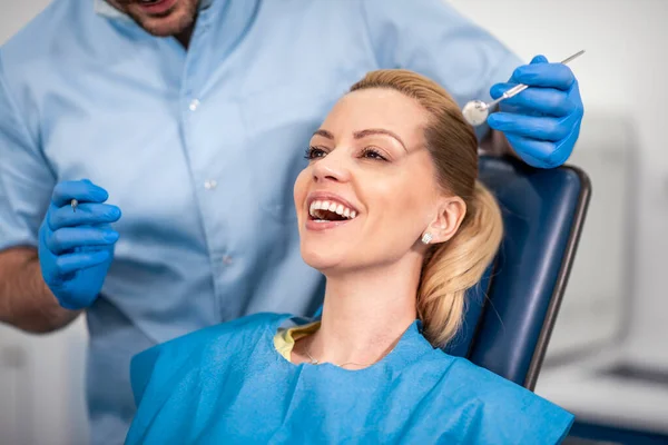 Retrato Paciente Sexo Feminino Tratamento Dentista Dentista Examinando Dentes Paciente — Fotografia de Stock