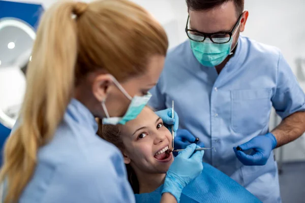牙科医生在牙科诊所检查病人的牙齿 口腔科及医护概念 — 图库照片