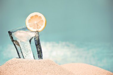 Soğuk içecek sahilde sıcak yaz gününde