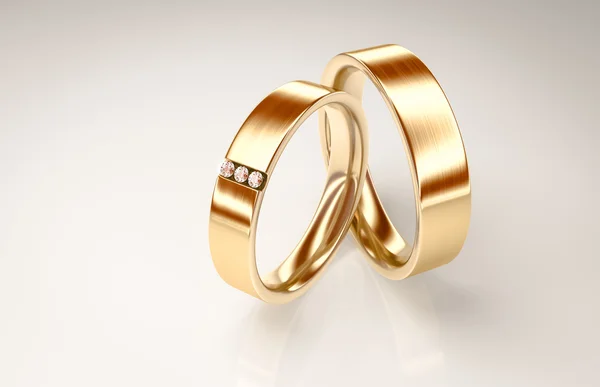 Par de anillos de oro con diamantes pequeños para los amantes —  Fotos de Stock