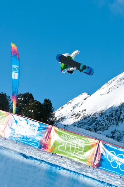 Kuehtai, oesterreich - 14. januar 2012, olympische jugendspiele innsbruck 2012, snowboard halfpipe, männer. Fahrer: tim-kevin ravnjak aus Slowenien — Stockfoto