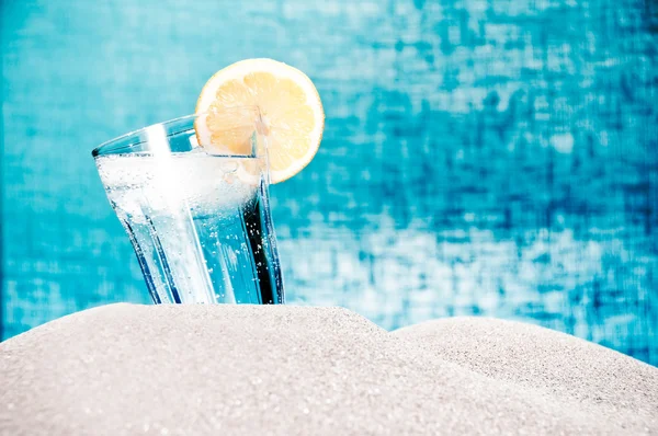 Zimny napój z lodem i cytryna na plaży latem — Zdjęcie stockowe