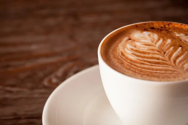 Primo piano di una tazza di caffè fresco con schiuma di latte — Foto Stock