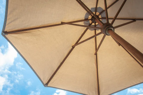 Waktu musim panas di bawah payung — Stok Foto