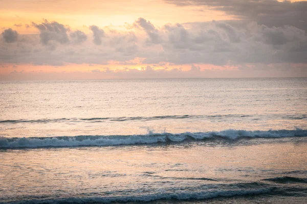 Matahari terbenam di pantai tropis — Stok Foto