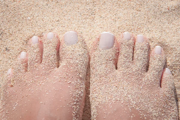 Pés arenosos na praia — Fotografia de Stock