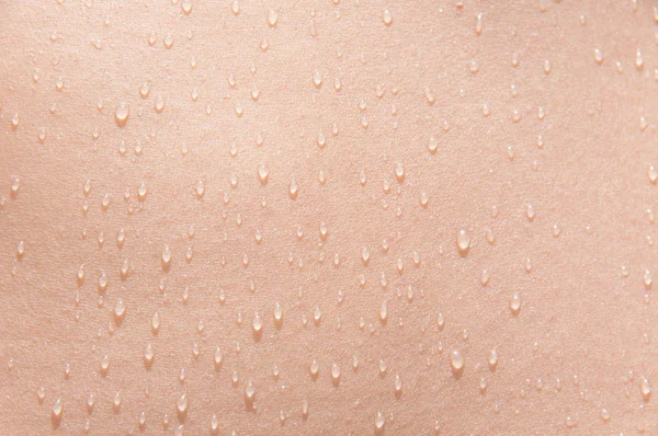 genç bir kadın deri su damlaları