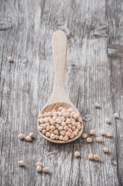 Tahta kaşıkta organik nohut.