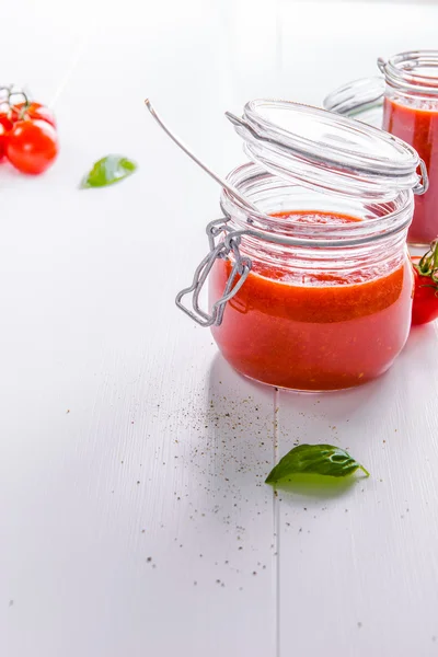 Salsa de tomate casera en un frasco — Foto de Stock