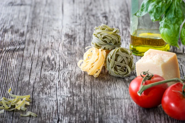 Pasta ingrediënten op een houten tafel — Stockfoto