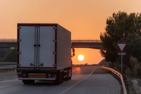 Contenedor Camión Conducción Carretera Con Sol Delante Ella Atardecer — Foto de Stock