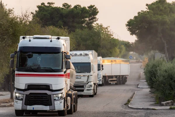 Geleneksel bir otoyolda giden birkaç kamyon var..