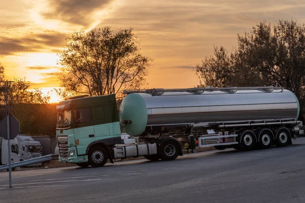 Tankwagen Arriveert Bij Zonsondergang Een Parkeerplaats — Stockfoto