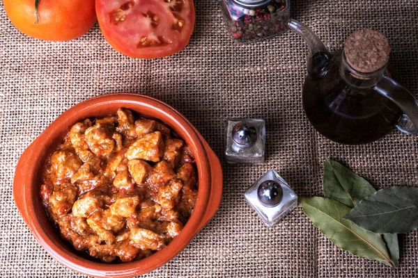 Aardewerk Bord Vol Vlees Met Tomaat Vergezeld Van Zout Peper — Stockfoto