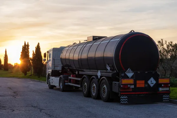 Tankwagen Voor Het Vervoer Van Gevaarlijke Goederen Geparkeerd Bij Zonsondergang — Stockfoto