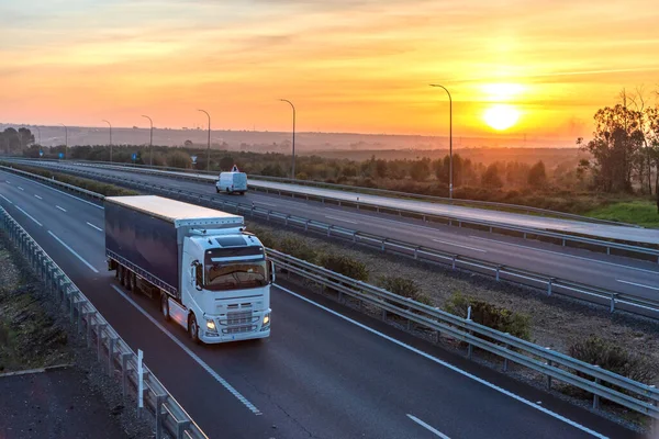 Lkw Mit Sattelauflieger Für Stückgut Fährt Bei Sonnenuntergang Auf Der — Stockfoto