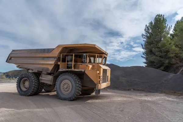 採石場で砂や砂利を動かすために使用される大型ダンプトラック — ストック写真
