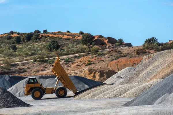 大きなダンプトラックとともにティッパーは採石場で砂を積み重ねる — ストック写真