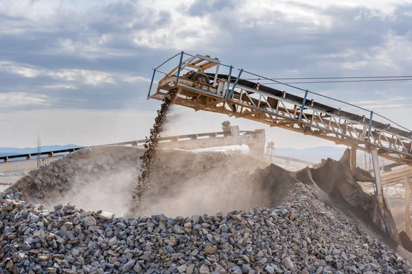 Förderband Zur Klassifizierung Der Verschiedenen Sand Und Kiesarten Einem Steinbruch — Stockfoto