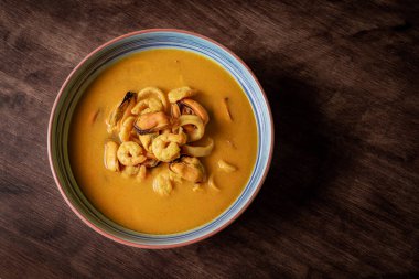 Karideslere, midyelere, istiridyelere, hake ve mürekkep balıklarına dayanan deniz ürünleri çorbası. Nadir görünümü.