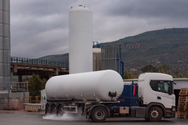 Kriyojenik gazların bir tanka boşaltılması için tank kamyonu..