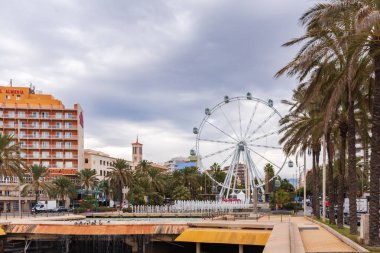 Limanın yakınındaki Almerya şehrinin merkezinde turistik bir eğlence merkezi olarak bulunan büyük tekerlek..