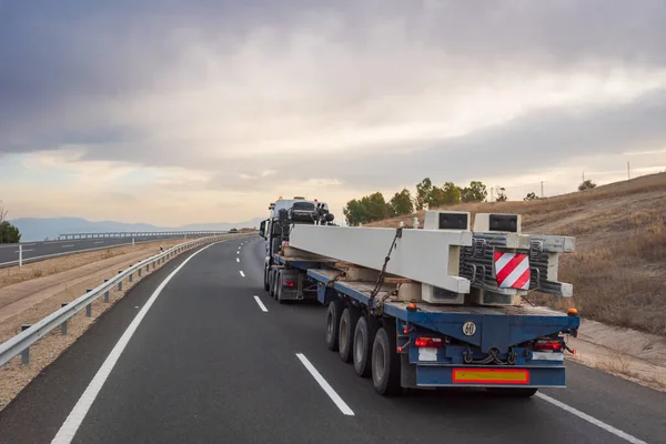 Spezielle Transportkolonnen Die Bewölkten Tagen Umlauf Sind — Stockfoto