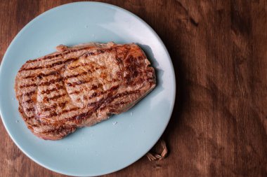 Izgara sığır eti ve gevrek tuzu, genel görünüm..