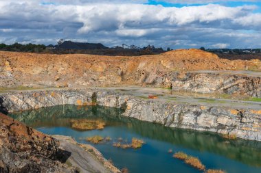 Kazı alanında çeşitli seviyelere sahip açık bir maden ocağı ve yoğun yağmurlar yüzünden merkez çukuru su altında kaldı..