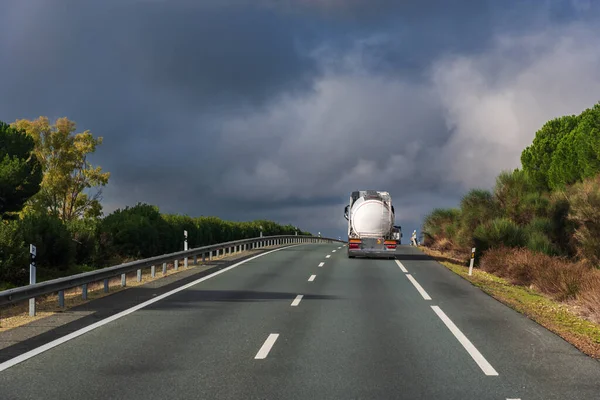 Tanklastzug Fährt Bei Steigungswechsel Auf Einer Autobahn Mit Einem Himmel — Stockfoto