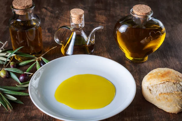Bouteille Huile Olive Extra Vierge Côté Quelques Olives Sur Leurs — Photo
