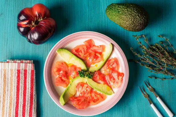 Plato Para Picar Con Aguacate Tomate Acompañado Aceite Copos Sal —  Fotos de Stock