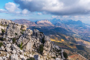 Torcal de Antequera doğal alanından Malaga dağlarının manzarası.
