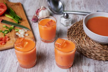 Domates, sarımsak, biber ve soğana dayalı soğuk çorba, tipik Endülüs çorbası. İçmek için küçük bardaklarda sunulur.