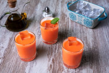 Domates, sarımsak, biber ve soğana dayalı soğuk çorba, tipik Endülüs çorbası. İçmek için küçük bardaklarda sunulur.