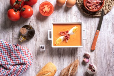 Salmorejo, jambon ve yumurta ile birlikte biraz domates, ekmek ve sarımsak, hazırlamak için kullanılan malzemeler..