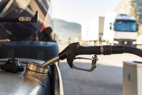 Gasóleo Repostaje Camiones Una Gasolinera Carretera Primer Plano Boquilla Insertada — Foto de Stock
