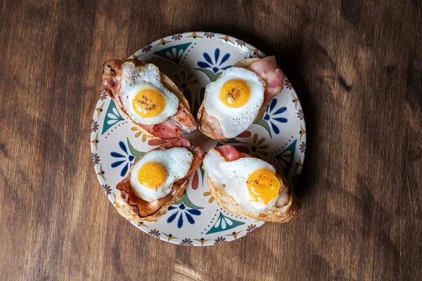 Fatia Pão Com Bacon Ovo Codorna Grelhado Uma Mesa Madeira — Fotografia de Stock