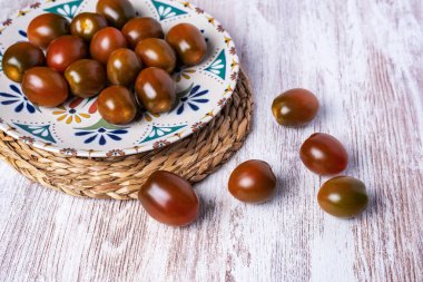 Kumato çeşitlerinden vişneli armut domates..