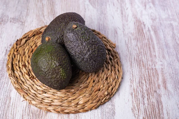 Aguacates Trivet Encima Una Mesa Madera Blanca Descolorida —  Fotos de Stock