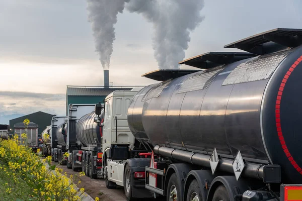 Mehrere Treibstofftanker Warten Einer Branche Auf Ihre Entladung — Stockfoto