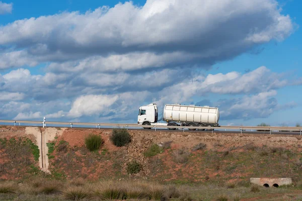 Camión Cisterna Para Transporte Aceite Oliva Circulando Por Una Carretera — Foto de Stock