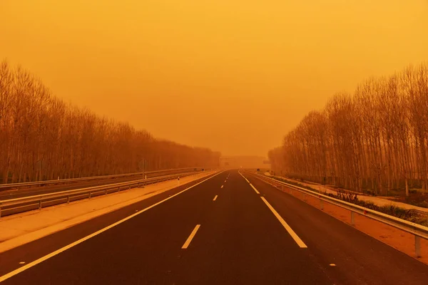 Widok Autostrady Saharyjski Dzień Burzy Pyłowej Kalima Tworząc Żółtawe Środowisko — Zdjęcie stockowe
